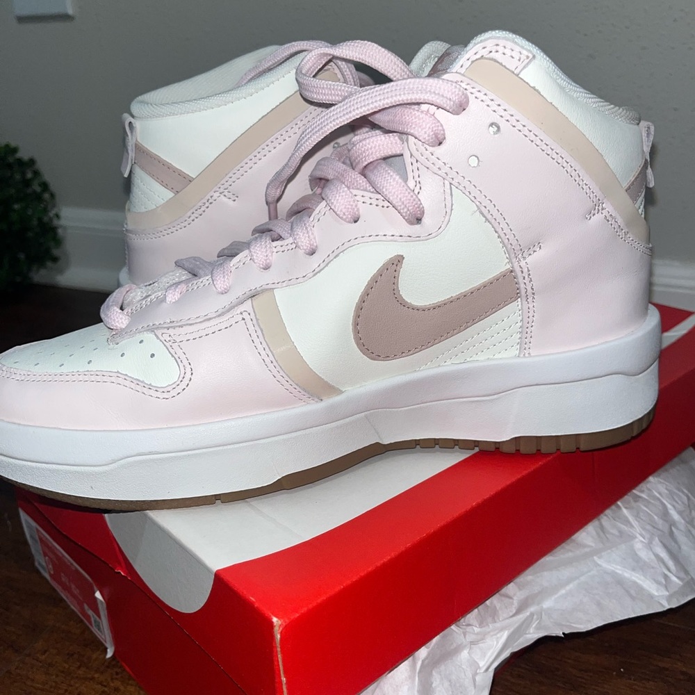 Size 9, women’s Nike dunks